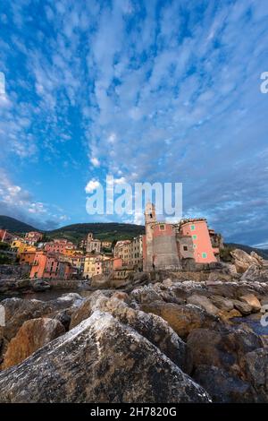 L'ancien village de Tellaro au coucher du soleil sur la côte Ligurienne - la Spezia, Lerici, Ligurie, Italie, Europe Banque D'Images