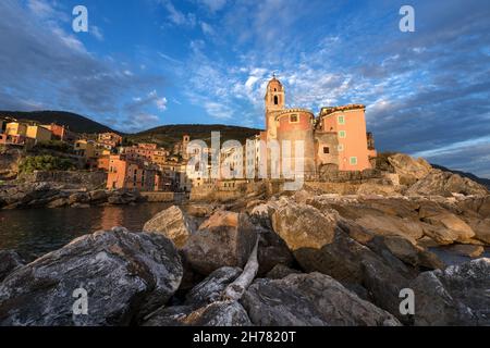 L'ancien village de Tellaro au coucher du soleil sur la côte Ligurienne - la Spezia, Lerici, Ligurie, Italie, Europe Banque D'Images