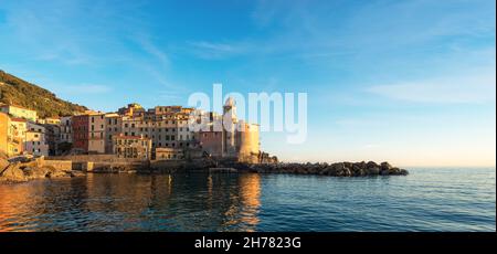 L'ancien village de Tellaro au coucher du soleil sur la côte ligure près de Lerici et la Spezia.Ligurie, Italie, Europe Banque D'Images