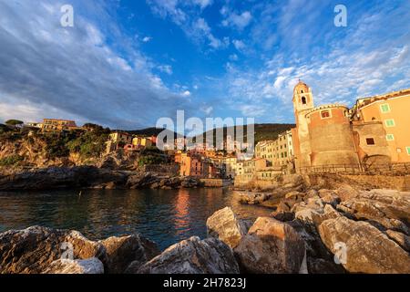 L'ancien village de Tellaro au coucher du soleil sur la côte ligure près de Lerici et la Spezia.Ligurie, Italie, Europe Banque D'Images