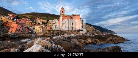 L'ancien village de Tellaro au coucher du soleil sur la côte ligure près de Lerici et la Spezia.Ligurie, Italie, Europe Banque D'Images