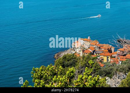 Vue aérienne de l'ancienne et d'un petit village de Tellaro, près de Lerici, dans le Golfe de La Spezia, Ligurie, Italie, Europe Banque D'Images