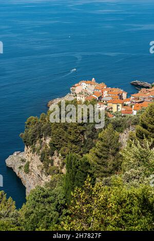 Vue aérienne de l'ancienne et d'un petit village de Tellaro, près de Lerici, dans le Golfe de La Spezia, Ligurie, Italie, Europe Banque D'Images