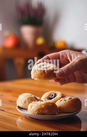 Petits pains au levain faits maison traditionnels ou petits gâteaux remplis de fromage cottage et de confiture.Femme tenant une pâtisserie sucrée Banque D'Images