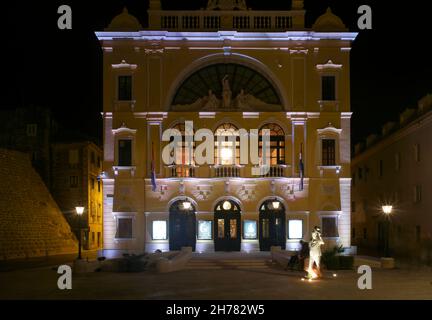 Théâtre national croate de Split (Dalmatie, Croatie) illuminé la nuit Banque D'Images
