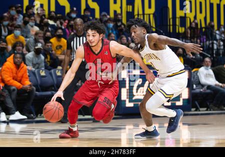 Novembre 18 2021 Berkeley, CA É.-U. le gardien du sud de l'Utah Dre Marin (4) va dans le panier lors du match de basketball masculin NCAA entre les Thunderbirds du sud de l'Utah et les Golden Bears de Californie.La Californie a gagné en double heures supplémentaires 75-68 au Hass Pavilion Berkeley en Californie Thurman James / CSM Banque D'Images