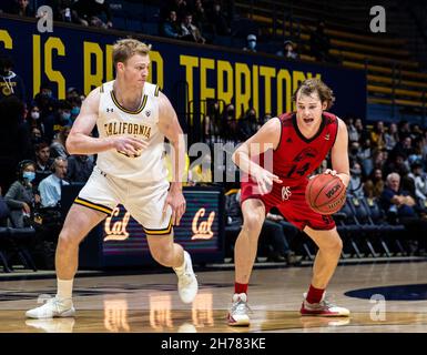 Novembre 18 2021 Berkeley, CA É.-U. Centre du Sud de l'Utah Jason Spurgin (14) va à la canopée pendant le match de basketball masculin NCAA entre les Thunderbirds du Sud de l'Utah et les Golden Bears de Californie.La Californie a gagné en double heures supplémentaires 75-68 au Hass Pavilion Berkeley en Californie Thurman James / CSM Banque D'Images