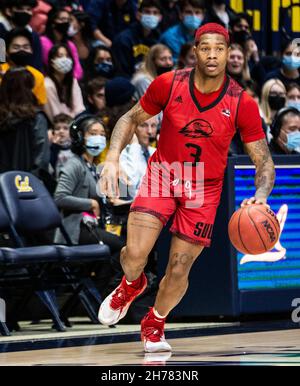 Novembre 18 2021 Berkeley, CA É.-U. le gardien du sud de l'Utah John Knight III (3) va à la boucle pendant le match de basket-ball des hommes NCAA entre les Thunderbirds du sud de l'Utah et les Golden Bears de Californie.La Californie a gagné en double heures supplémentaires 75-68 au Hass Pavilion Berkeley en Californie Thurman James / CSM Banque D'Images