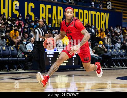 Novembre 18 2021 Berkeley, CA É.-U. le gardien du sud de l'Utah John Knight III (3) va à la boucle pendant le match de basket-ball des hommes NCAA entre les Thunderbirds du sud de l'Utah et les Golden Bears de Californie.La Californie a gagné en double heures supplémentaires 75-68 au Hass Pavilion Berkeley en Californie Thurman James / CSM Banque D'Images