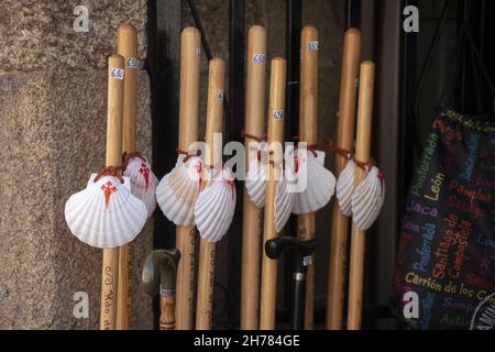 SAINT-JACQUES-DE-COMPOSTELLE, ESPAGNE - 13 octobre 2021 : un gros plan des bâtons de Pilgrim à vendre comme souvenirs dans un magasin Banque D'Images