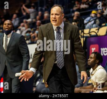 Novembre 18 2021 Berkeley, CA États-Unis l'entraîneur-chef de Californie Mark Fox est en désaccord avec un appel officiel lors du match de basket-ball des hommes NCAA entre les Thunderbirds du sud de l'Utah et les Golden Bears de Californie.La Californie a gagné en double heures supplémentaires 75-68 au Hass Pavilion Berkeley en Californie Thurman James / CSM Banque D'Images