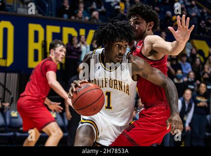 Novembre 18 2021 Berkeley, CA É.-U. le garde de Californie Joel Brown (1) va à la canopée pendant le match de basket-ball des hommes NCAA entre les Thunderbirds du sud de l'Utah et les Golden Bears de Californie.La Californie a gagné en double heures supplémentaires 75-68 au Hass Pavilion Berkeley en Californie Thurman James / CSM Banque D'Images