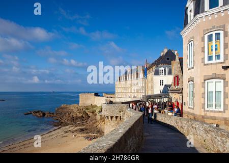 Saint-Malo, France - 15 octobre 2021 : vue depuis la magnifique promenade sur les remparts de la vieille ville de Saint-Malo, France. Banque D'Images