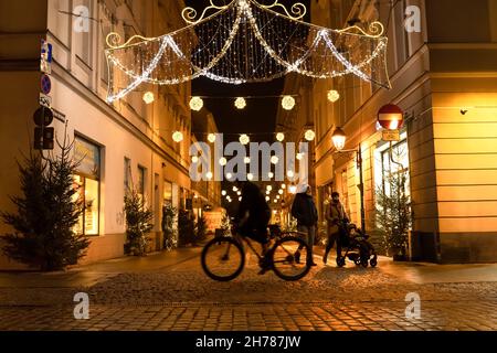 POLOGNE, BYDGOSZCZ - 30 décembre 2020 : ville de nuit dans les décorations de Noël.Illuminations hivernales de la rue Banque D'Images