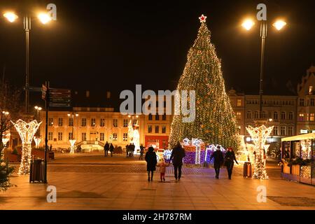 POLOGNE, BYDGOSZCZ - 30 décembre 2020 : arbre de Noël en centre-ville.Ville nocturne avec décorations du nouvel an.Rue d'hiver festive Banque D'Images