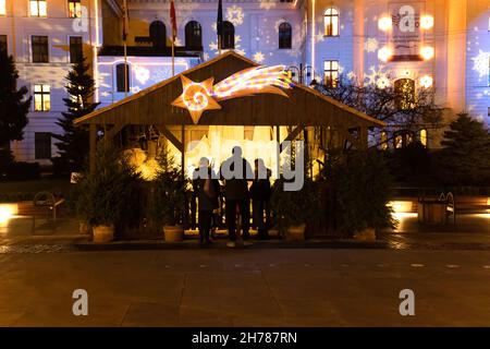 POLOGNE, BYDGOSZCZ - 30 décembre 2020 : scènes de la Nativité dans la nuit de Noël.Décoration de la naissance de Jésus, étoile.Ville et gens festifs Banque D'Images