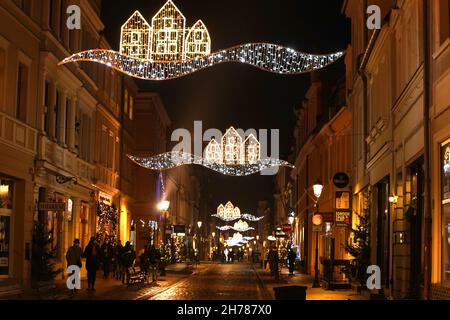 POLOGNE, BYDGOSZCZ - 30 décembre 2020 : ville de nuit dans les décorations de Noël.Illuminations hivernales de la rue Banque D'Images