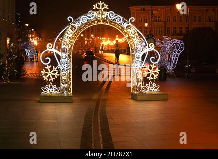 POLOGNE, BYDGOSZCZ - 30 décembre 2020 : arc de guirlande festive de Noël dans la rue de la nuit ville du nouvel an Banque D'Images