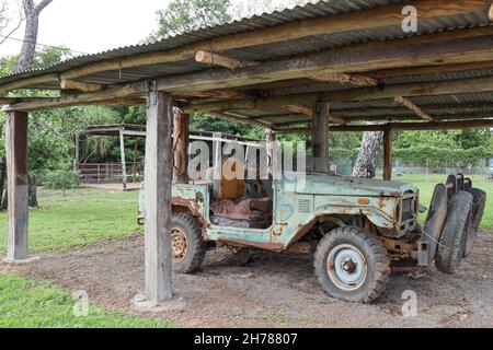 Old Toyata Land Cruiser dans un hangar dans le territoire du Nord, en Australie Banque D'Images