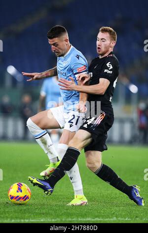 Sergej Milinkovic Savic du Latium (L) vies pour le ballon avec Dejan Kulusevski de Juventus (R) pendant le championnat italien Serie Un match de football entre SS Lazio et Juventus FC le 20 novembre 2021 au Stadio Olimpico à Rome, Italie - photo: Federico Proietti/DPPI/LiveMedia Banque D'Images