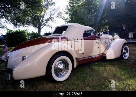 Un ancien cabriolet Auburn Boattail Speedster 1936 stationné à l'extérieur de la Bayside Historical Society dans le Queens lors d'un spectacle de voitures d'époque. Banque D'Images