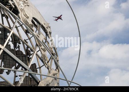 Un vol de Southwest Airlines au départ de l'aéroport LaGuardia, survolant Unisphere dans le parc Corona de Flushing Meadows à Queens, New York. Banque D'Images