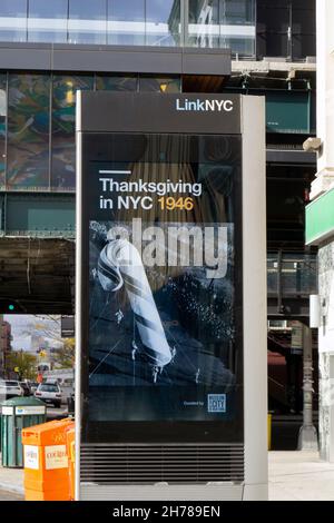 Une machine LINKNYC sur Broadway à Astoria avec une photo flashback de la parade du jour de Thanksgiving 1946 de Macy.À Queens, New York. Banque D'Images