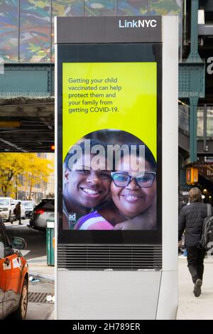 Une machine LINKNYC sur Broadway à Astoria avec un message encourageant les parents à vacciner leurs enfants.À Queens, New York. Banque D'Images