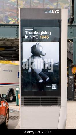 Une machine LINKNYC sur Broadway à Astoria avec une photo flashback de la parade du jour de Thanksgiving 1945 de Macy.À Queens, New York. Banque D'Images