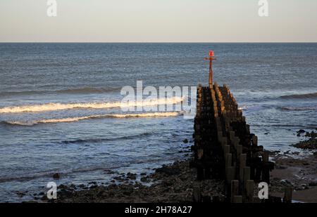 Un brise-lames de défense en mer pour empêcher l'affouillement de la plage sur la côte nord de Norfolk à West Runton, Norfolk, Angleterre, Royaume-Uni. Banque D'Images