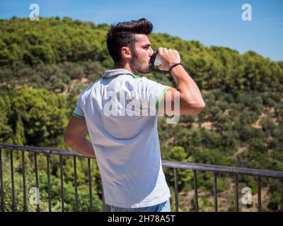 Bel homme buvant du café américain en plein air en été Banque D'Images