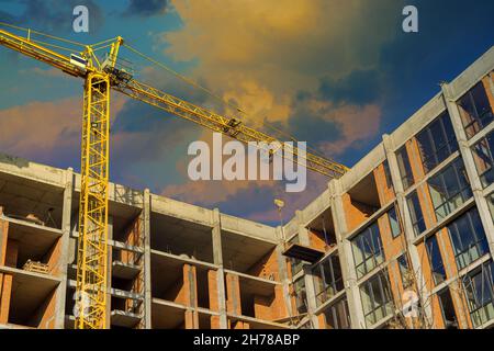 Vue panoramique du dessus plusieurs grues de tour de construction de différentes hauteurs sur un chantier pendant la construction Banque D'Images