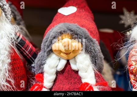 Poupée de Noël colorée de folklore nordique (Nisse, tombe, Tonttu, Tomtenisse) avec chapeau rouge et tresses blanches.Radio traditionnelle scandinave XM Banque D'Images