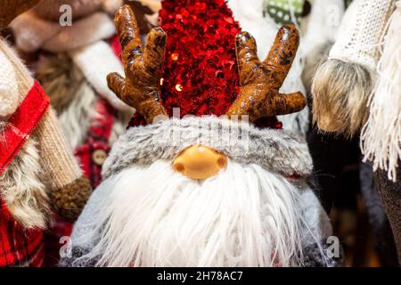 Poupée de Noël colorée du folklore nordique (Nisse, tombe, Tonttu, Tomtenisse) avec chapeau rouge, longue barbe blanche et cornes de cerfs.Scand traditionnel Banque D'Images