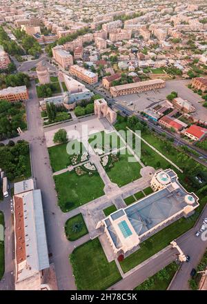 Vue aérienne d'un grand complexe célèbre d'Etchmiadzin abritant un séminaire éducatif et le Catholicos Suprême de tous les Arméniens et un monastère à Vaghar Banque D'Images