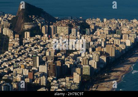 Vue aérienne d'Ipanema et Leblon Beach depuis la montagne de Rio de Janeiro, Brésil Banque D'Images