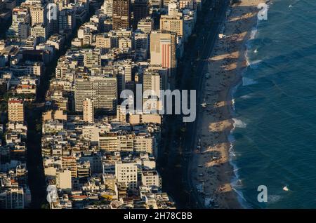 Vue aérienne d'Ipanema et Leblon Beach depuis la montagne de Rio de Janeiro, Brésil Banque D'Images