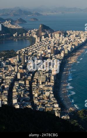 Vue aérienne d'Ipanema et Leblon Beach depuis la montagne de Rio de Janeiro, Brésil Banque D'Images