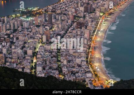 Vue aérienne d'Ipanema et Leblon Beach depuis la montagne de Rio de Janeiro, Brésil Banque D'Images