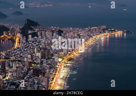 Vue aérienne d'Ipanema et Leblon Beach depuis la montagne de Rio de Janeiro, Brésil Banque D'Images