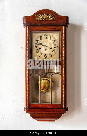 Horloge murale antique avec pendule, Casa Consistorial, Holguin, Cuba Banque D'Images