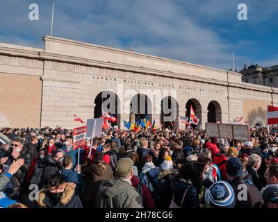 Vienne, Autriche - novembre 20 2021 : foule de démonstration anti-VAX Covid-19 à la porte du Château extérieur ou à Ausseres Burgtor. Banque D'Images