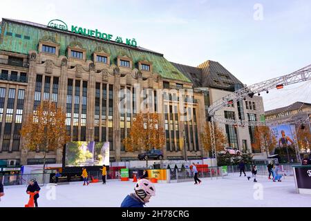 Patinoire extérieure au marché de Noël 2021 dans le centre-ville de Düsseldorf/Allemagne, en face du grand magasin Kaufhof. Banque D'Images