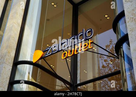 Exerior d'un magasin Zalando dans la rue commerçante Königsallee à Düsseldorf, Allemagne. Banque D'Images