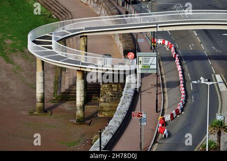 Passerelle en spirale de l'autre côté de la route du front de mer à Torquay, South Devon.Vu à marée basse. Banque D'Images