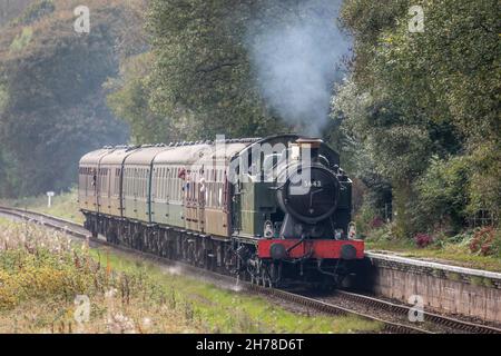 BR '56xx' 0-6-2T No.5643 arrive à Irwell Vale sur le chemin de fer East Lancashire Banque D'Images