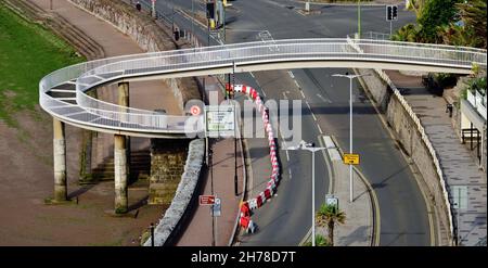 Passerelle en spirale de l'autre côté de la route du front de mer à Torquay, South Devon.Vu à marée basse. Banque D'Images