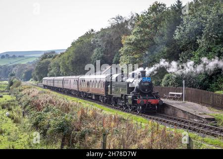 BR Ivatt 2MT 2-6-2T No 41312 attend à Irwell Vale sur le chemin de fer East Lancashire Banque D'Images