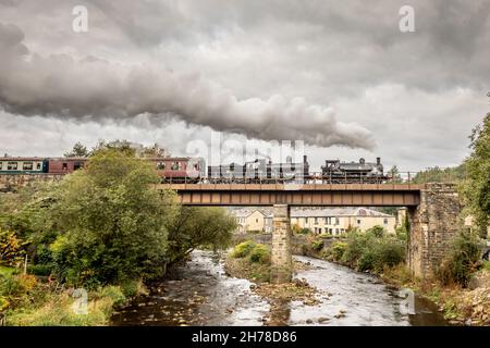 BR '3F' 0-6-0 No. 52322 et BR '2F' 0-6-0ST No. 51456 traversez le pont au-dessus de la rivière Irwell à Summerseat sur le chemin de fer East Lancashire Banque D'Images