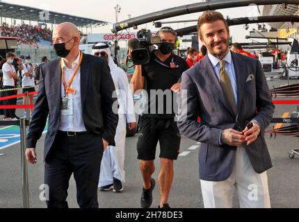 David Beckham (GBR) ancien joueur de football (à droite) et Gianni Infantino (SUI) / (ITA) Président de la FIFA (à gauche).21.11.2021. Championnat du monde de Formule 1, Rd 20, Grand Prix du Qatar, Doha, Qatar,Jour de la course.Le crédit photo doit être lu : images XPB/Press Association. Banque D'Images